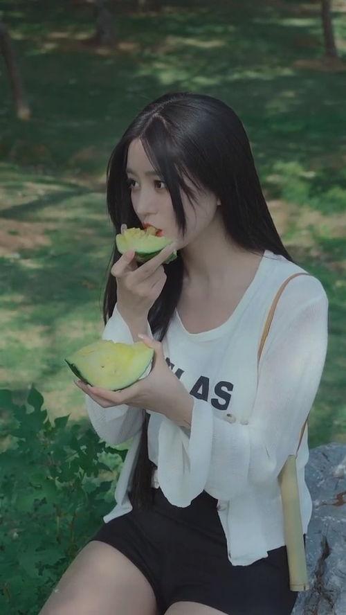 吃瓜美少女,揭秘吃瓜美少女的时尚生活
