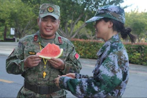 和教官吃瓜,一场欢乐的军营生活