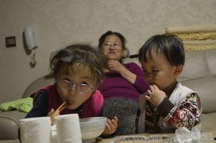 女儿吃瓜的视频,萌娃美食瞬间，萌态可掬引网友热议