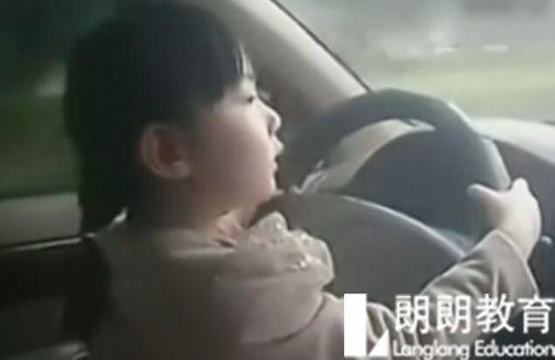 女孩开车吃瓜视频下载,女孩驾车吃瓜视频走红网络