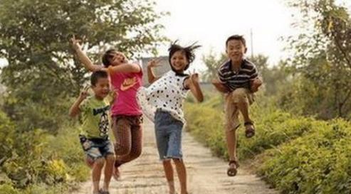 兄妹打架父母吃瓜,父母成“吃瓜群众”现场直击