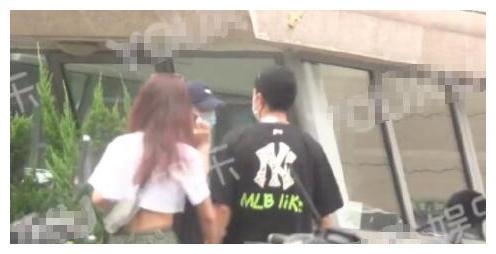 吃瓜恋情曝光,明星恋情曝光，甜蜜瞬间引网友热议